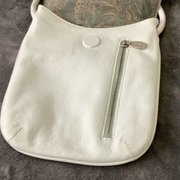 Misses/ladies white leather shoulder bag with multiple compartments - Picture 5 of 10